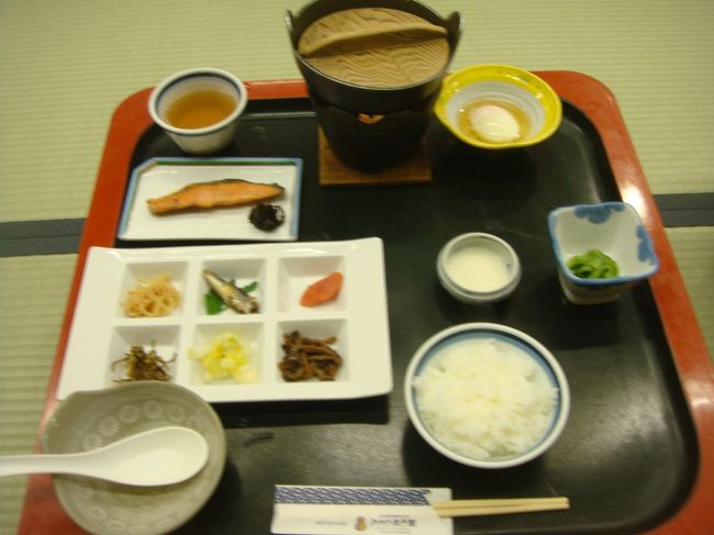 翌朝の朝食！<br />朝食はこんなものでしょう。<br /><br />今日は天気予報通り朝から雨でした。