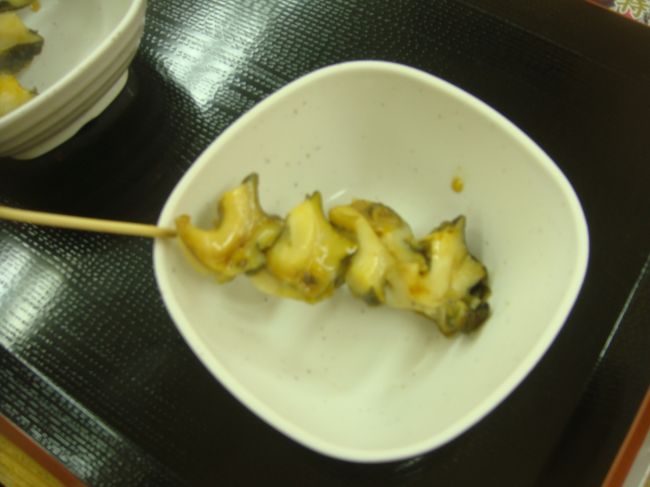 ツアーに食べ歩きの券が付いていて、このサザエの串焼きを頂きます。<br />そのほかに、蕎麦券、焼売券、水ようかんの券とついていて、それぞれ違う店に立ち寄って食べます・・・・・・その都度他に皆さん買い物をしてきます。<br /><br />そういったことで収益をあげているんですね！