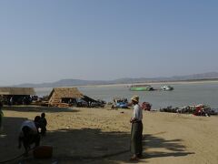 エーヤワディー川。
ここからボートトリップ出来るらしいです。
道を間違えて来てしまいました。

