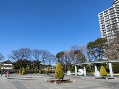 和田倉噴水公園に到着。
パワースポットブームだった頃に、女性史にたまに登場していた公園です。

青空と白いオブジェがぴったり♪

ここなら入場時間に制限はないので、安心です。