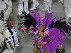 【世界最大の謝肉祭：リオのカーニバル】

毎年２月の初旬ですと、雨に当たることが多く、カーニバルでは雨具持参が必需という認識のブラジル人が多い中、

今年は一ヶ月遅れのため、恐らく雨は降らんだろぉ...と大方は予想。

リオのカーニバルは、２日間とも雨に当たる事無く　安定した天候の中で行われました。

※そもそも会場には傘持込は禁止ですが.....。