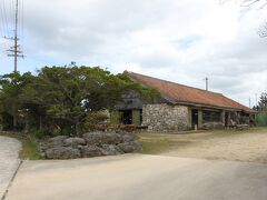 その後は今日のメインの「やちむんの里」へ。いいお皿が見つかるといいな〜