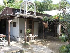 悪ノリの後は座喜味城近くのパン屋さん「Suien」へ。おしゃれ雑誌に載っていたのを思い出し、ロバに会いに行ってみました。
観光客や地元のオシャレさん達に人気のようでけっこう人がいました。