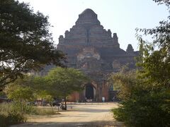 ダマヤンヂー寺院。
＞1165年にパガン王朝第5代王ナラトゥーによって建てられた。
バガンで最大のパゴダである。
ナラトゥーは父を殺害し、後に贖罪のためパゴダを建てたと伝えられている。