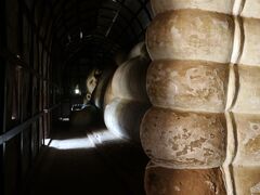 シィンビンターリャウン。
外観は倉庫の様なところの涅槃仏。
