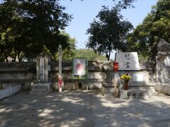 タビィニュ僧院の日本人戦没者慰霊碑に行き、
手を合わせます。
真新しい花が供えてあり綺麗に整備されて有難いです。
