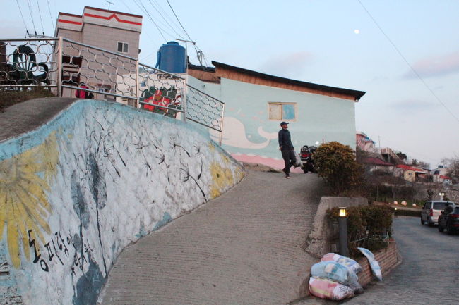 こちらもドンビラン壁画村の入り口　いろいろな壁画があって<br />見所満載。<br />ドラマのロケ地にもなったそうです。<br />ソン　ジュンギ　主演の「やさしい男」の最終回　ロケ地でも有名です。