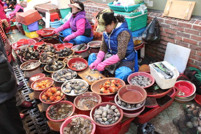 新鮮な魚介類と新鮮な？おばちゃんたちがいっぱいです。<br />