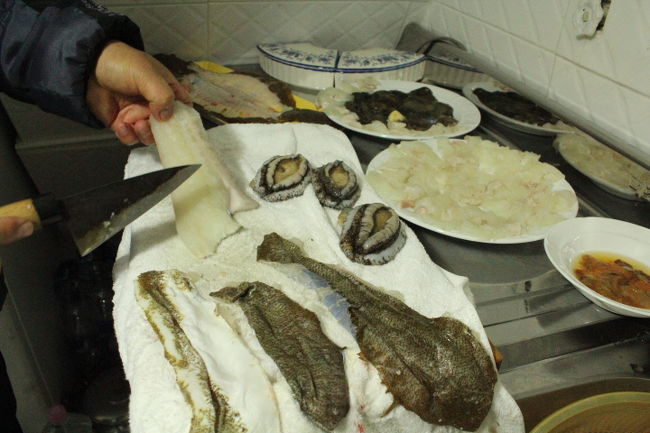 レントハウスに帰ってきて<br />旦那パパ自ら、ひらめをさばいてくれました。<br />