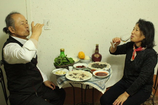 旦那パパとママ気分よくなって二人でお晩酌＾＾