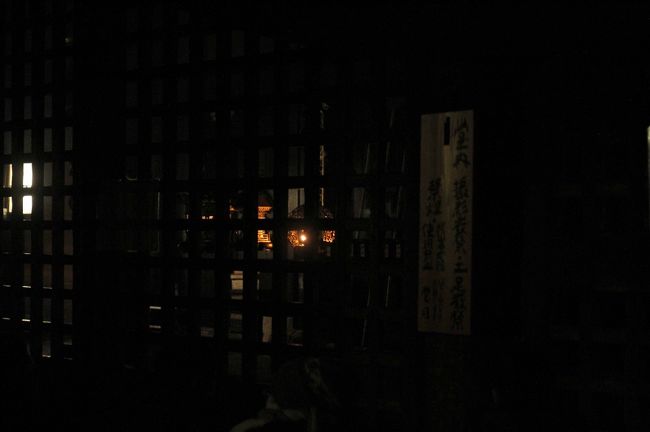 内陣外より中を見る