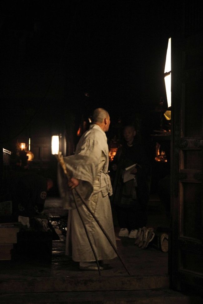 じつはここで、壮大な乞食ごっこがおこなわれる。行で使ったものが捨てられるのであるが、結界の切れ端や杖のようなもの松明の残り。観客はむさぼるように奪い合う。かく云う私も杖一本分捕る。これこれこの人が持っているただの木の棒ですが。自慢しときます。