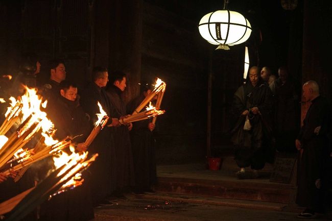 いよいよ練行衆が若狭井に拝みに行く