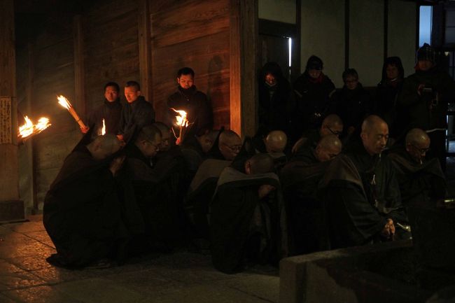 登廊のそばの神所を拝む
