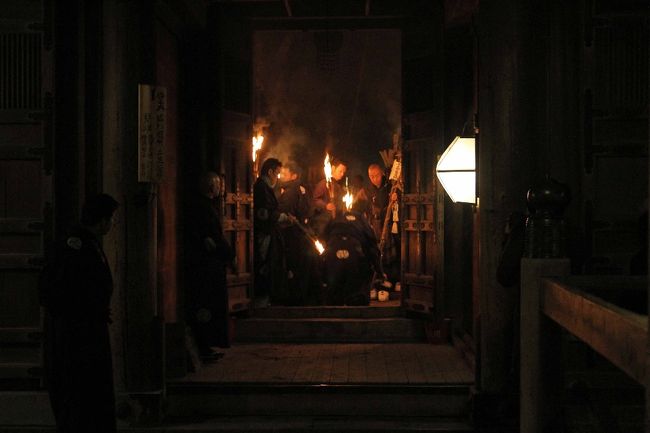 牛玉宝印をもち階段を下りる。満行の夜