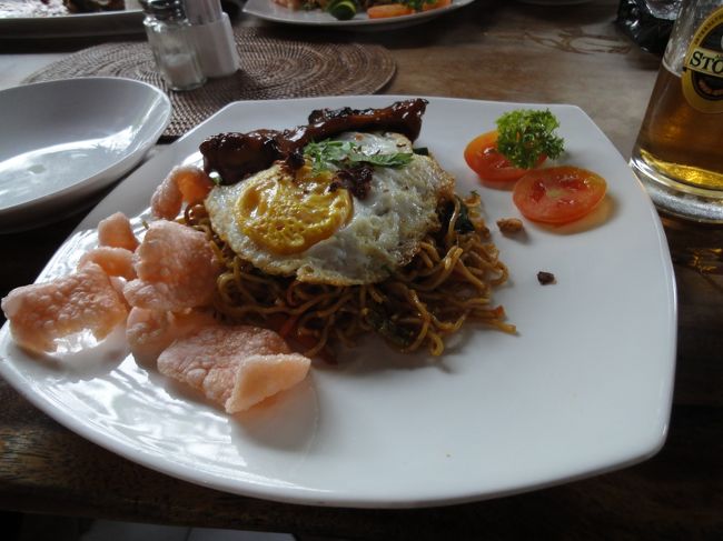 これはミーゴレン。スペアリブがセットになっています。左の奥に見えるのがそうです。