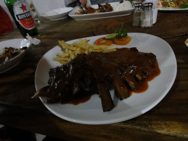 暗くてよく見えませんが、これもスペアリブです。結構美味しかったです。ちなみに外は集中豪雨といった感じでした。