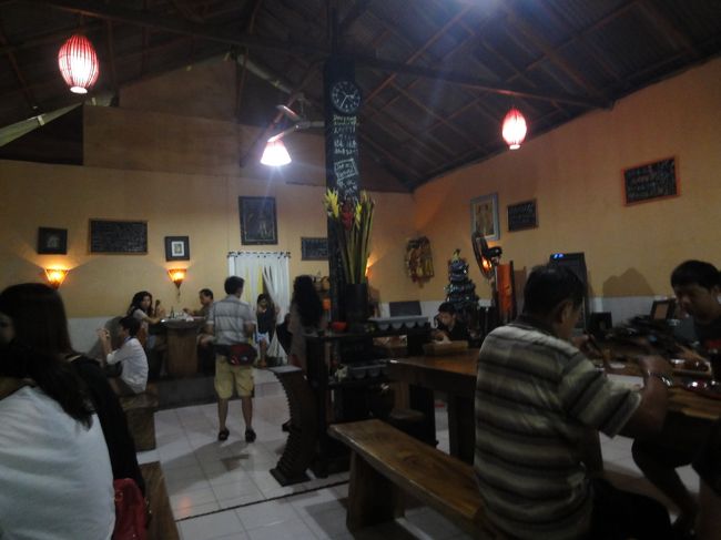 中はこんな感じです。また、雨が降って来ていたので薄暗かったです。