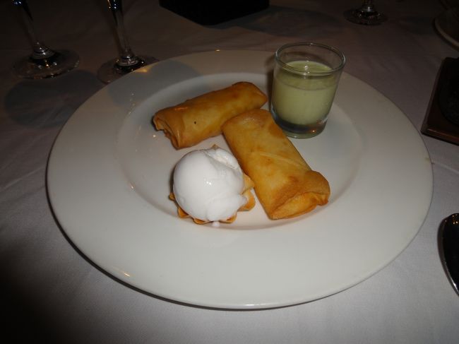 デザートはバナナのクレープのようなお菓子でした。