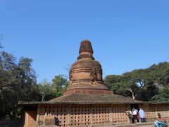 ペッレイ・パヤー。
ちょうど団体さんがいたのでいっしょに入ります。
そこには発掘されたレリーフがあります。
＞ペッレイはバガン最古の寺と考えられてますが、
20世紀になって基壇が発掘されました。
そしてこの基壇を覆う煉瓦のレリーフが最大の見物です。
