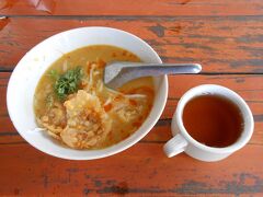 マヌハー寺院の前で昼食です。
モヒンガ、500チャット。