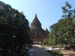 ミンガラー・セディ寺院。
上には登れないです。
ここで2枚だけポストカードを買います。
