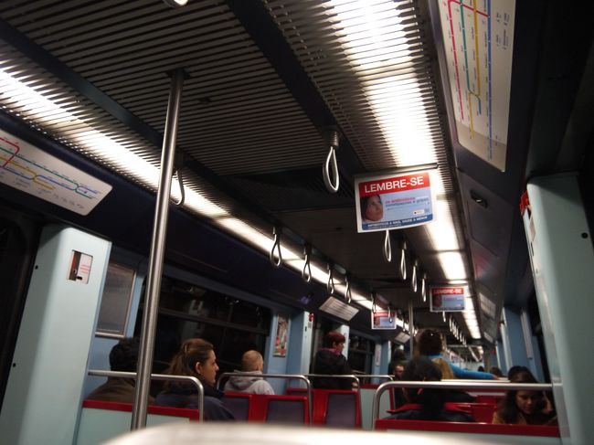 いつも思うことだけど外国の地下鉄とか近距離電車って日本みたいに網棚がない。<br />荷物置いとけるほど治安が良くないってことなのかな。<br />