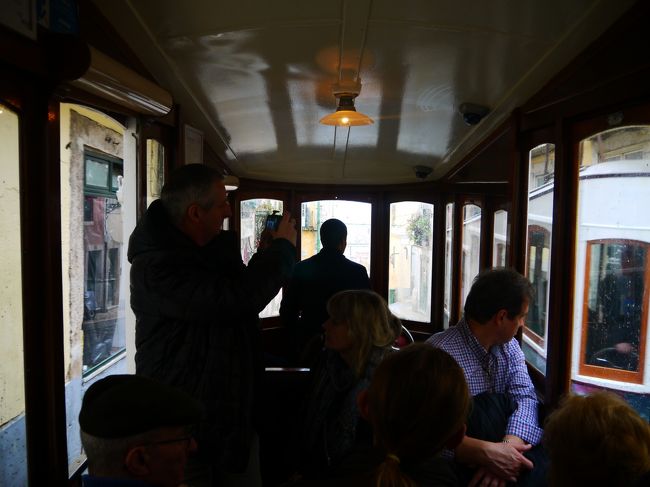 車内は観光客でいっぱい。<br />幸い乗ったらすぐに動き出した。<br /><br />ケーブルカーの運賃は普通に払うと結構高いので1日券（24時間）で乗るのが正解！