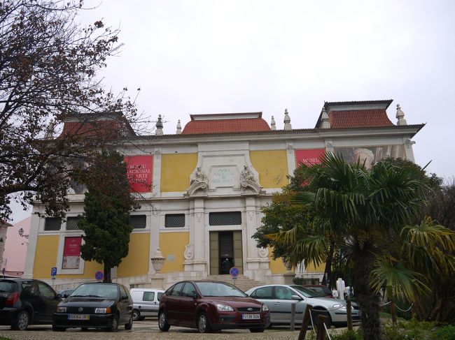 階段の上にあったのは国立古美術館（Museu Nacional de Arte Antiga（MNAA））。<br />