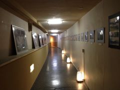 まずはホテルに到着したら着替えて温泉でしょ！
今回宿泊するのは『湯田中温泉　よろずやアネックス湯楽庵』
桃山風呂が有名な『よろずや』の別館です。
桃山風呂は殿方22時〜でしたのでもう1つの東雲風呂へ向かいます。
アネックスからは地下でつながっているのでこの廊下を通って向かいます。