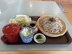 帰りの道の駅でランチを取りました。
天ぷらも揚げたてで美味でした。
そうそう！リフト券の引き換えを忘れた方はこの道の駅で交換してもらえますよ！
（自分もすっかり忘れてて道の駅で換金してもらいました）

たまには一人旅もいいなと思いましたが、やはり相方がいないと食事時や車内がとても暇ですね！