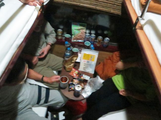 18:57<br /><br />出発してさっそく一部屋に集まってMeetingいや酒盛りです。<br /><br />そして後は寝るばかり。<br /><br />明日は早朝について、ハノイの街を遊覧後ハロン湾へ向かいます。<br /><br />(またまた、ピンボケですみません。)