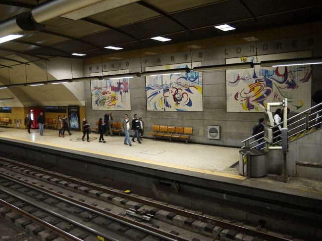 メトロのレスタウラ・ドーレス駅へ。<br /><br />地下鉄の駅はそれぞれ構内は駅ごとに趣向を凝らしていて面白い。<br /><br />続きの旅行記は↓<br />http://4travel.jp/travelogue/10868787