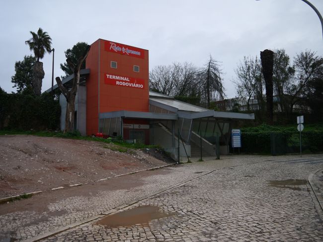 指差した方向に行ってみると…あった！！<br /><br />本当にすぐ近くだった。<br />しかし…ここで最後の難関。<br />バス・ターミナルに行く為のエスカレーターが故障で停まってる。<br />エレベーターなんてもんはないのでこの階段をとんでもなく重いスーツケースを持って上がらなければならない(-_-;)