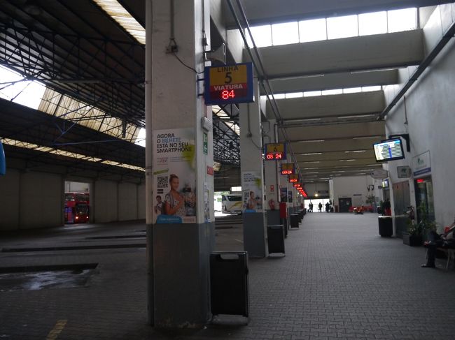 ターミナルに着いた時は汗だく。<br />一体何の修行だ…。<br /><br />さてここのバスターミナルで荷物を預けて…と周りを見渡すとインフォメーションは閉まっているみたい。<br />仕方なく係員の人にロッカーの場所を聞くと…英語が通じない(＠_＠;)<br />え〜〜？？ここってリスボンで一番大きなバスターミナルなんじゃ？？<br />係員のおじさんいい人で、なんとか英語がしゃべれる人を探し出してくれて聞いてみると…<br />「今日は祝日なので荷物預け所が開いてない」とのこと。<br />マジで？？<br />地下鉄の駅にコインロッカーがあるのでそこで荷物を預けるようにとのこと。<br />しかし…あの階段を再び荷物をもって降りることは無理。<br />しかもバスの出発時間まであと10分。<br />試しに<br />「10分後のこのバスに乗るんだけど私が戻ってくるまで待っててくれるの？」<br />と聞いてみると<br />「いや無理」<br />そらそうだ。<br />