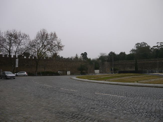 無事荷物を預けられたので足取りも軽く旧市街へ。<br />いや本当にあそこで預けられてよかった。<br />バスターミナルから旧市街まではスーツケースを転がしていくのはかなり苦しい距離だったし。<br />10分程歩くと旧市街の門が見えてきた。<br />