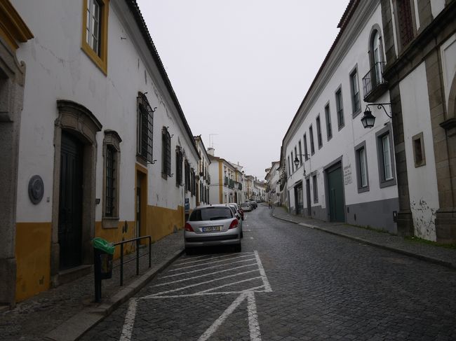 それにしても人通りが少ない。<br />そういや去年のお正月、ドイツの街を歩いた時もほとんど人いなかったな〜。<br />