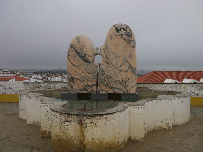 ディアナ神殿のある広場には北川晶邦という日本人の芸術家が造った「波立つ海の中に光る満月」というモニュメントがある。<br /><br />どこがどう満月なのかさっぱりわからない…。<br />