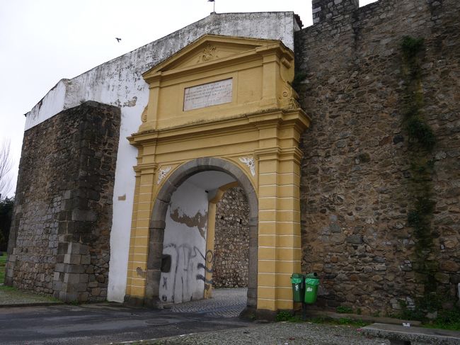 水道橋を見て満足した所で再び城壁内へ。<br />