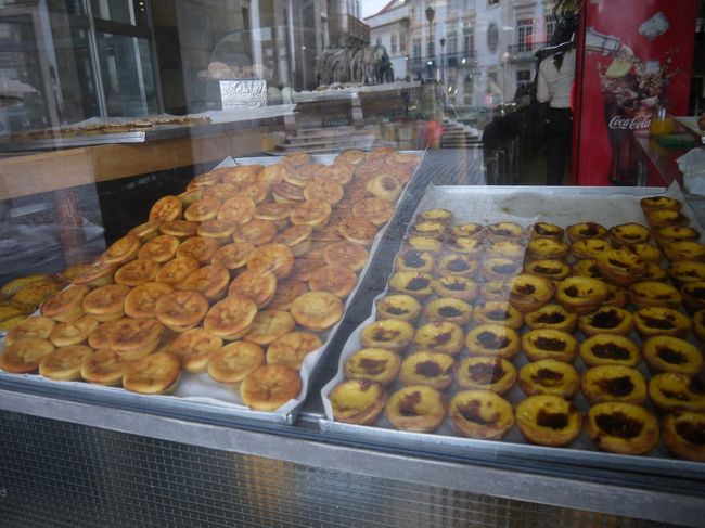 さて今はお腹いっぱいだけど、店頭にはおいしそうなスイーツが並んでいる。<br />ガイドブックを見るとここのチーズタルトとケイジャーダは有名らしい。<br />店頭でも一番いい場所に並んでいる。