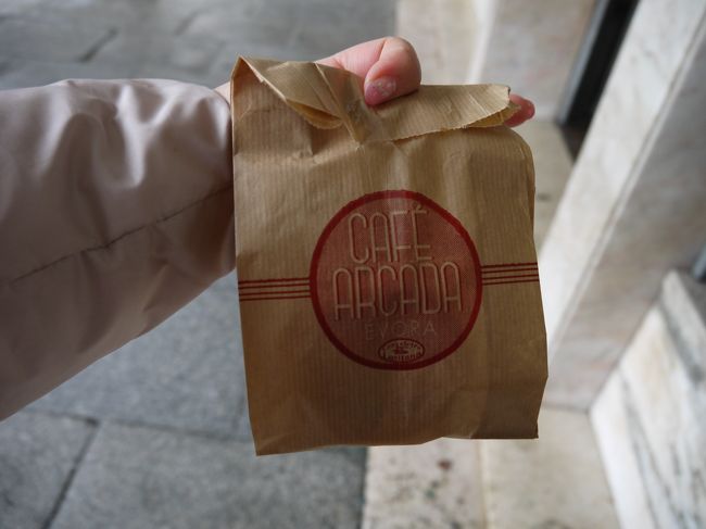 ってことでおやつ用にケイジャーダをお買い上げ。<br />バスの中で食べよっと(*^_^*)