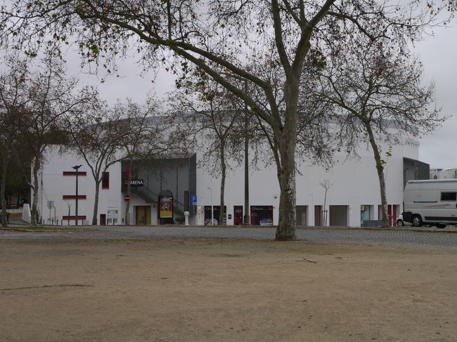 さてそろそろバスターミナルに向かうか…と城壁の外に出て地図を見ると「闘牛場」の表示。<br />闘牛場？？？と思って言ってみたら…これ見たい。<br />今も現役の言ってみれば近代の闘牛場。<br />私の興味のある古代の闘牛場ではなかった。<br />