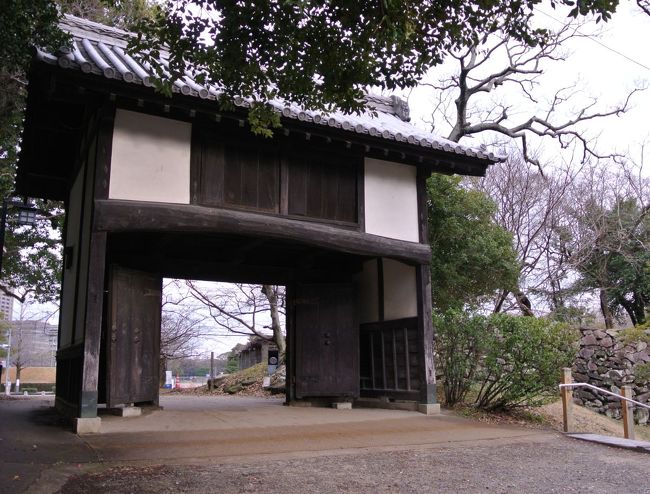 　その先に名島門。<br /><br />「この門は、天正１５年(１５８７)小早川隆景が多々良川口の名島の陵端に築いた名島城の脇門で、慶長年間(１５９６〜１６１４)黒田長政が居城を名島城から福岡城に移すときに黒田24騎の一人である林掃部にさげ渡され、邸宅の門として使用されていたもので、「名島ひけ」と呼ばれた名島城の数少ない遺構のひとつです。」<br /><br />　との説明。<br />　多々良は福岡の北にある川ですが、門だけこの後も、あっちこっちさまよったようです。<br />　さまよえる門。
