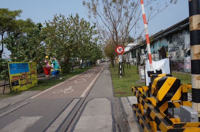 サイクリングロードと<br />線路をモチーフにした通り<br /><br />