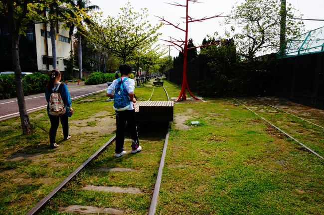 線路に<br /><br />トロッコ電車をモチーフにしたベンチ