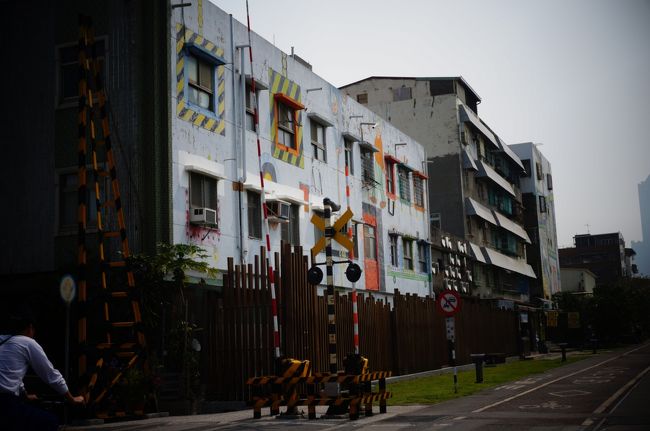 近くの建物<br /><br />窓がかわいい。