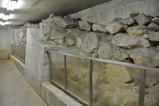 　これは、かつてのお堀の作っていた石垣の一部が土中から発見されたものです。<br />　狭い階段の踊り場に、ひとりのおじいさんが座っています。<br />　もう、帰り支度を始めていて、挨拶をすると<br /><br />　「どうぞ。」<br />　と、言ってくださいましたが、この石垣についての質問には、ノーコメント。