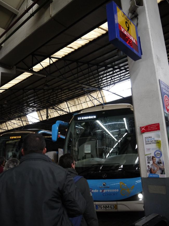 このバスで次の目的地コインブラへ。<br />しかし乗ってビックリ。<br />私の席に人がいる。<br />そこ私の席なんですけど？？と言ってチケット見せても知らんぷり。<br />見かねた周りの人が言ってくれたので事なきを得た。<br />ありがとう。<br /><br />今までのバスはガラガラだったけどこのバスは満席。<br />ちょっとびっくり。<br />