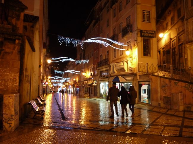 ここがコインブラの街一番の大通り。<br />ちょっと人がいる。