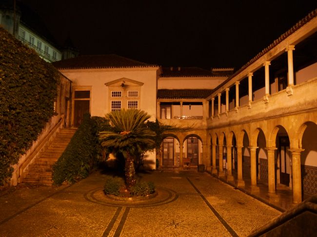 歩いているとライトアップされている美しい中庭発見。<br />ここは何なんだろう？<br />この時はわからなかったけど、後で調べてみるとコインブラ大学の薬学部だった。